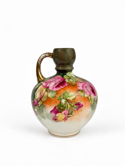 Limoges ARG 
Une cruche en porcelaine de...
