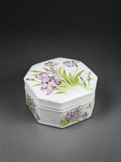 LIMOGES 
Une boîte hexagonale en porcelaine...