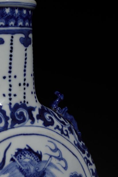 CHINE - XX ème siècle
Gourde en porcelaine...