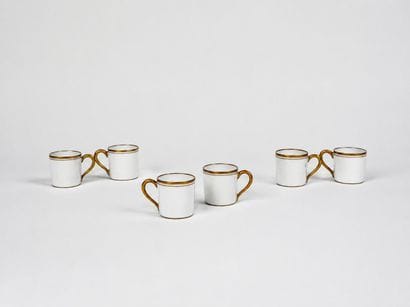 LIMOGES
Six petites tasses à liqueur en porcelaine...