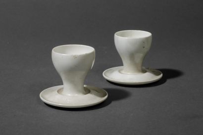 Sèvres 
Paire de coquetiers en porcelaine...