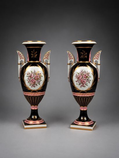 Paire de vases en porcelaine émaillée polychrome...