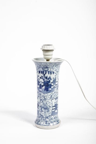 CHINE
Vase en porcelaine émaillée en bichromie...
