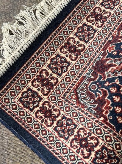 Tapis de prière en laine et soie à fond bleu...