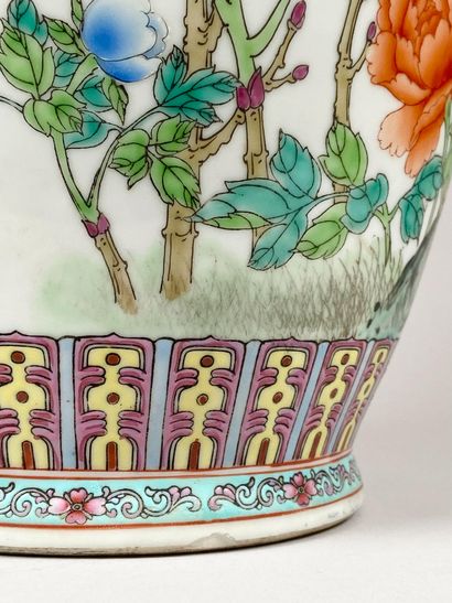 Vase en porcelaine de Chine de style famille...