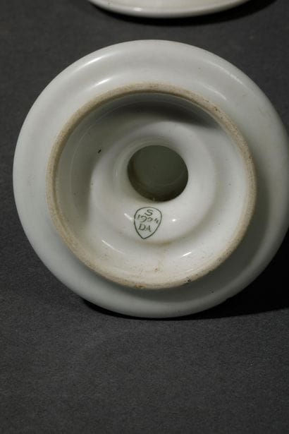 Sèvres 
Paire de coquetiers en porcelaine...
