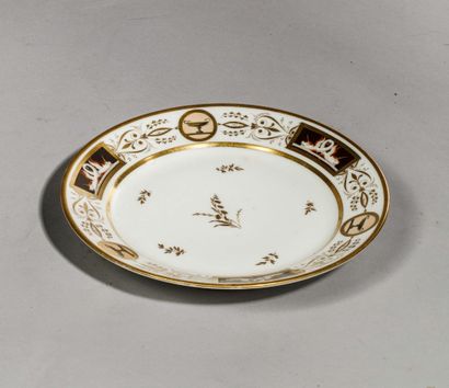 Assiette en porcelaine blanche émaillée d'un...