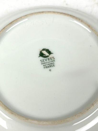 SÈVRES
Sucrier en porcelaine blanche reposant...