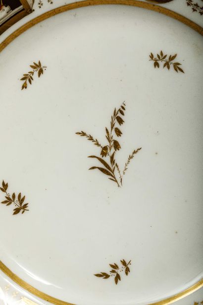 Assiette en porcelaine blanche émaillée d'un...