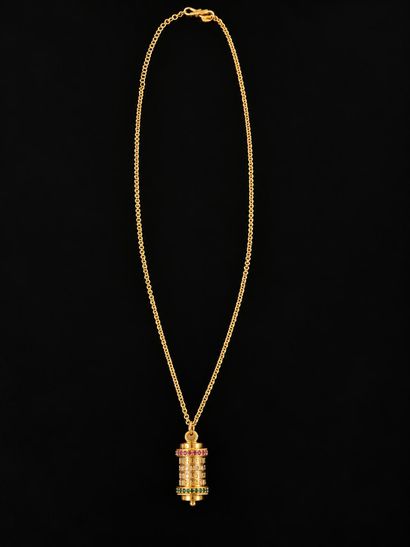 Collier sautoir en métal doré agrémenté d'un...