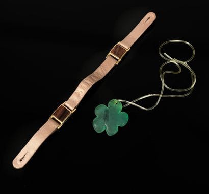 A set consisting of a necklace and its earring...