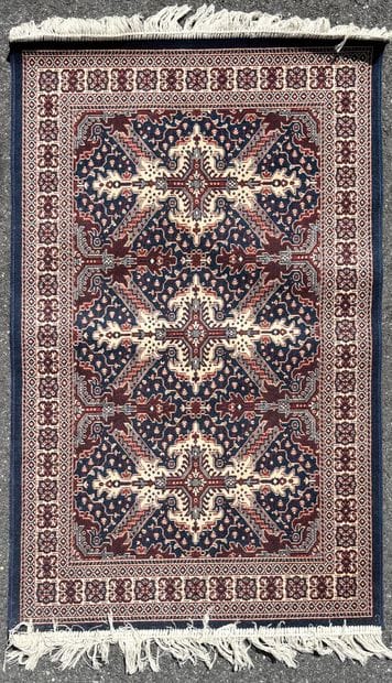 Tapis de prière en laine et soie à fond bleu...