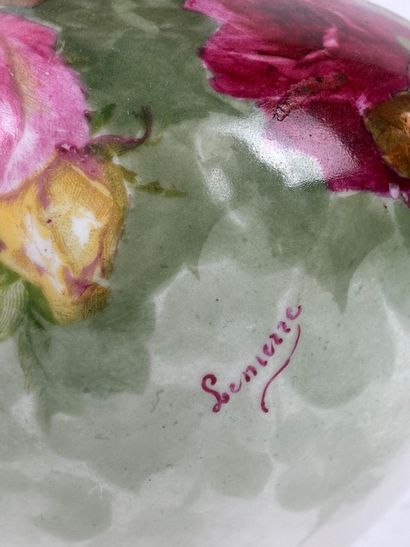 Limoges ARG 
Une cruche en porcelaine de...