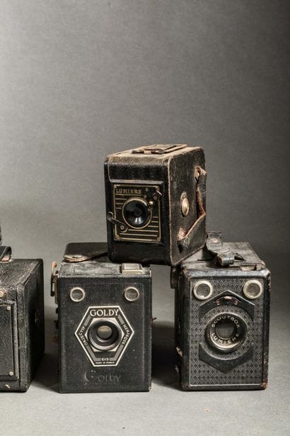 A collection of eleven assorted cameras in...