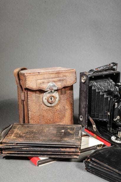Set of five assorted cameras: an Ihagee camera...