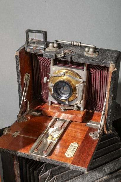 Set of three wooden view cameras, various...