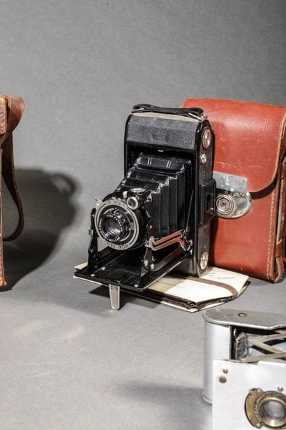 Set of five assorted cameras: an Ihagee camera...