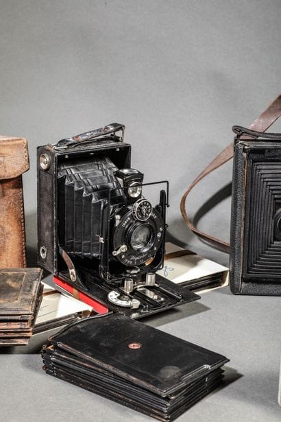 Set of five assorted cameras: an Ihagee camera...