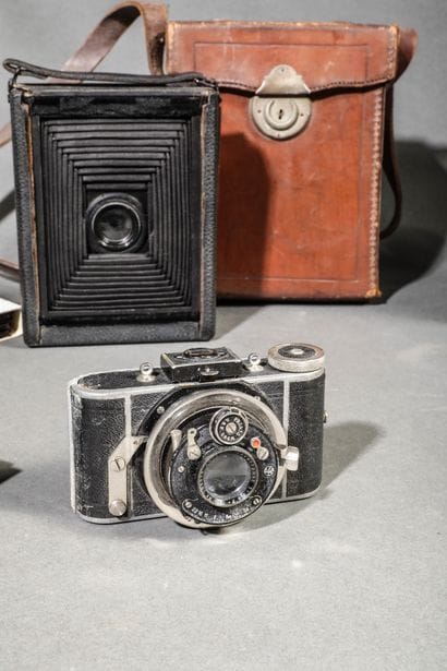 Set of five assorted cameras: an Ihagee camera...