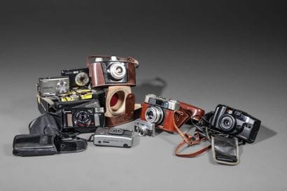 Set of eight film and digital cameras, assorted...