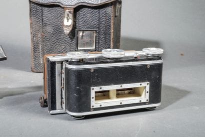 Set of two assorted stereoscopic cameras,...