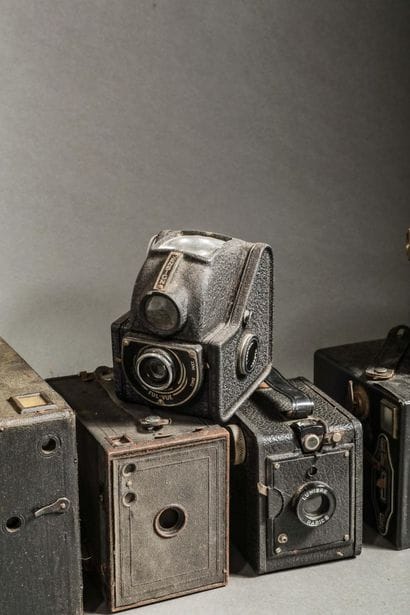 A collection of eleven assorted cameras in...