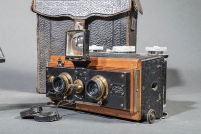 Set of two assorted stereoscopic cameras,...