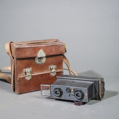 Set of two assorted stereoscopic cameras,...