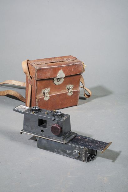 Set of two assorted stereoscopic cameras,...