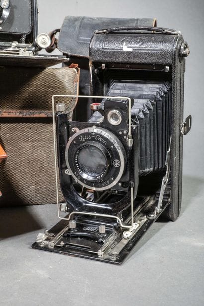 Assortment of various cameras. Zeiss Ikon...