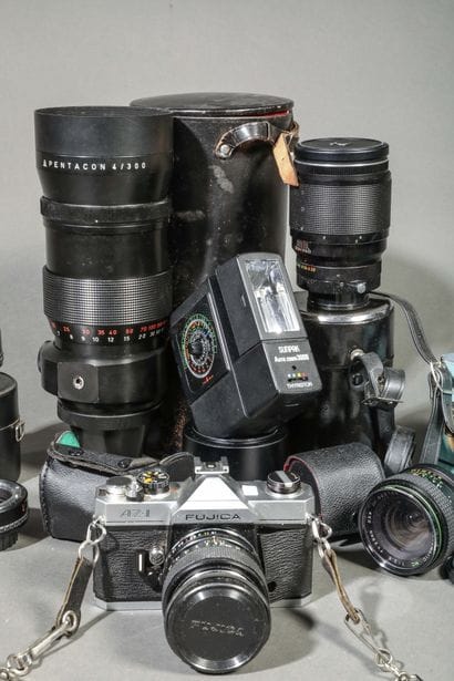 Set of three lenses and a Fujica camera
Included...