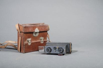 Set of two assorted stereoscopic cameras,...