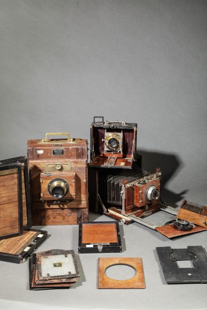 Set of three wooden view cameras, various...