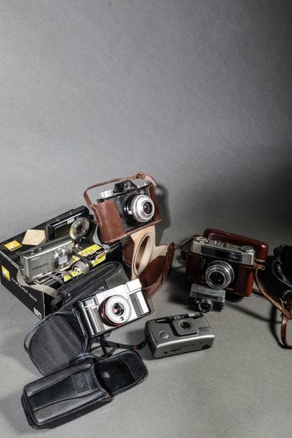 Set of eight film and digital cameras, assorted...