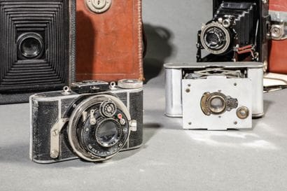Set of five assorted cameras: an Ihagee camera...
