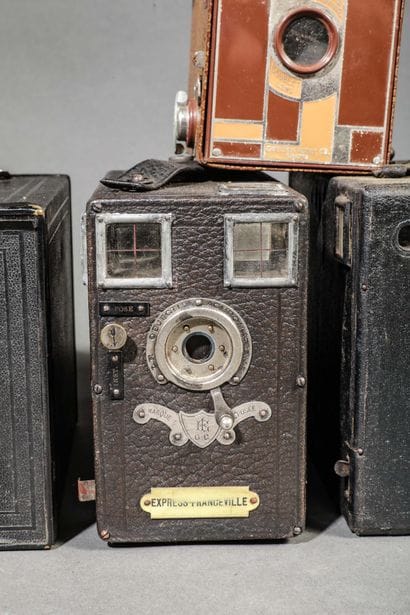 A collection of eleven assorted cameras in...