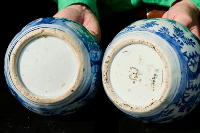 China XVIIth
Pair of scalloped-neck lotus...