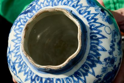 China XVIIth
Pair of scalloped-neck lotus...