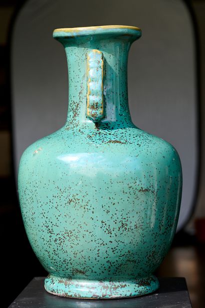 China, Gangxu period
A baluster vase on a...