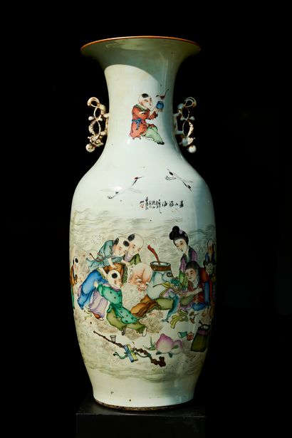 China, 20th century
A baluster vase decorated...
