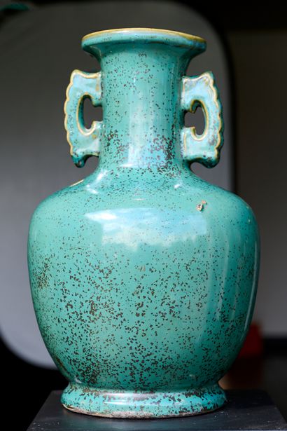 China, Gangxu period
A baluster vase on a...