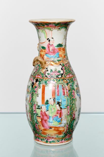 China, 20th century
A baluster vase decorated...
