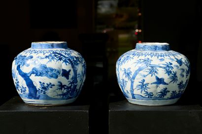 China XVIIth
Pair of scalloped-neck lotus...