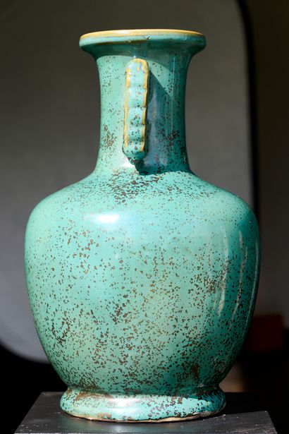 China, Gangxu period
A baluster vase on a...