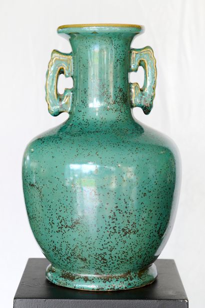 China, Gangxu period
A baluster vase on a...