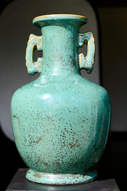 China, Gangxu period
A baluster vase on a...