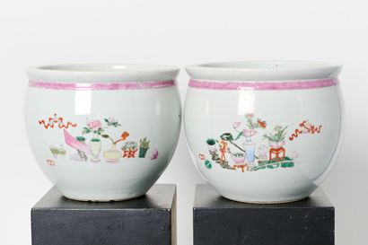 China, Minguo period
Pair of fishbowls, in...