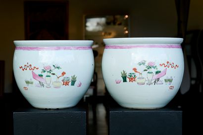 China, Minguo period
Pair of fishbowls, in...