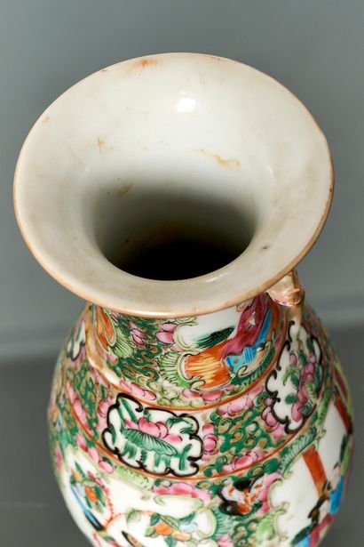 China, 20th century
A baluster vase decorated...