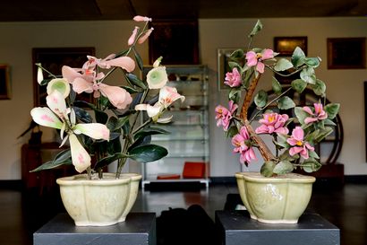China XXth - Stone flowers
2 large stone...